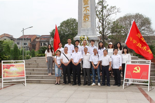 全体党员在剅口革命烈士纪念碑前合影.jpg