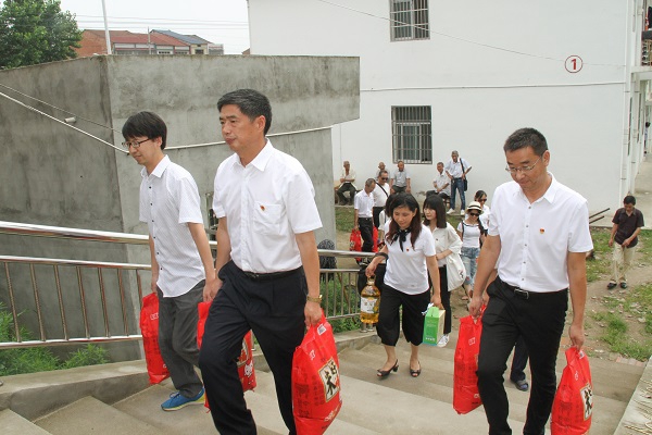 全体党员给汴河镇福利院老人送慰问品.jpg