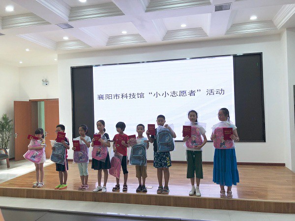 1535678508531030207.jpg 小志愿者服务期满后获赠证书和奖品.jpg