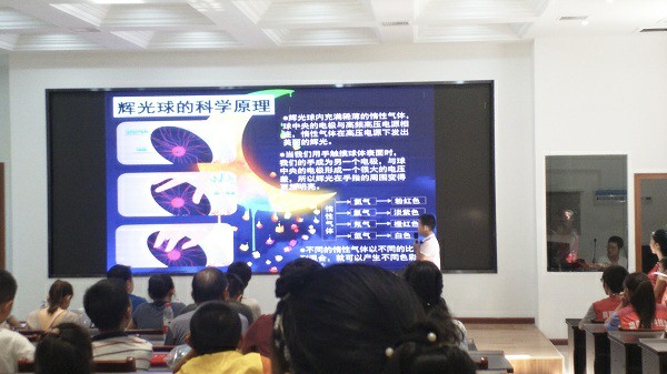 1535678536049061917.jpg “明星讲解员”比赛选手在台上为观众讲解展品.jpg