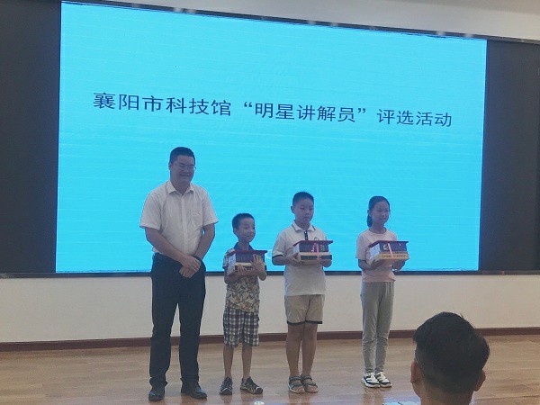 1535678564286072856.jpg 科技馆副馆长闫坤为二等奖选手颁奖.jpg