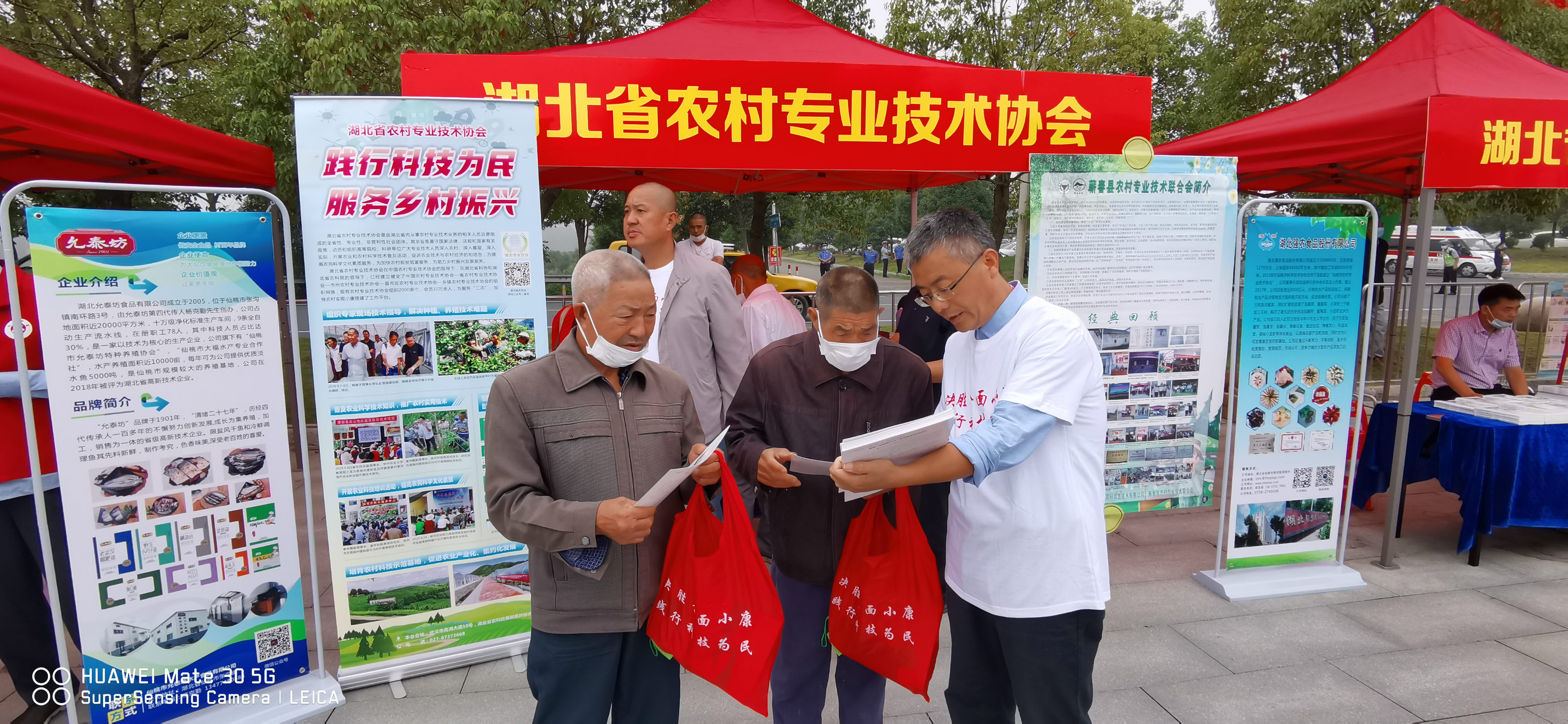 22杨夫臣副研究员（右）介绍“双臂顺行式”梨树新型栽培及管理技术_meitu_6.jpg